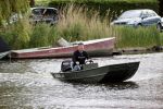 Westzaan 13 mei 2020
Wolter Kroes en zijn zoon Tom varen in een boot bij hun huis