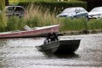 Westzaan 13 mei 2020
Wolter Kroes en zijn zoon Tom varen in een boot bij hun huis