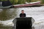 Westzaan 13 mei 2020
Wolter Kroes en zijn zoon Tom varen in een boot bij hun huis