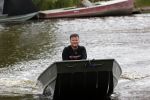 Westzaan 13 mei 2020
Wolter Kroes en zijn zoon Tom varen in een boot bij hun huis