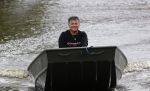 Westzaan 13 mei 2020
Wolter Kroes en zijn zoon Tom varen in een boot bij hun huis