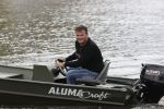 Westzaan 13 mei 2020
Wolter Kroes en zijn zoon Tom varen in een boot bij hun huis