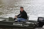 Westzaan 13 mei 2020
Wolter Kroes en zijn zoon Tom varen in een boot bij hun huis