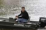 Westzaan 13 mei 2020
Wolter Kroes en zijn zoon Tom varen in een boot bij hun huis