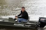 Westzaan 13 mei 2020
Wolter Kroes en zijn zoon Tom varen in een boot bij hun huis