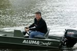 Westzaan 13 mei 2020
Wolter Kroes en zijn zoon Tom varen in een boot bij hun huis