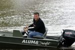 Westzaan 13 mei 2020
Wolter Kroes en zijn zoon Tom varen in een boot bij hun huis