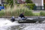 Westzaan 13 mei 2020
Wolter Kroes en zijn zoon Tom varen in een boot bij hun huis