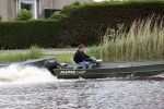 Westzaan 13 mei 2020
Wolter Kroes en zijn zoon Tom varen in een boot bij hun huis
