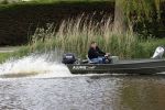 Westzaan 13 mei 2020
Wolter Kroes en zijn zoon Tom varen in een boot bij hun huis
