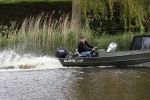 Westzaan 13 mei 2020
Wolter Kroes en zijn zoon Tom varen in een boot bij hun huis