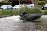 Westzaan 13 mei 2020
Wolter Kroes en zijn zoon Tom varen in een boot bij hun huis