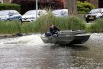 Westzaan 13 mei 2020
Wolter Kroes en zijn zoon Tom varen in een boot bij hun huis