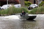 Westzaan 13 mei 2020
Wolter Kroes en zijn zoon Tom varen in een boot bij hun huis