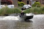 Westzaan 13 mei 2020
Wolter Kroes en zijn zoon Tom varen in een boot bij hun huis