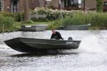 Westzaan 13 mei 2020
Wolter Kroes en zijn zoon Tom varen in een boot bij hun huis
