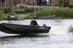 Westzaan 13 mei 2020
Wolter Kroes en zijn zoon Tom varen in een boot bij hun huis