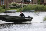 Westzaan 13 mei 2020
Wolter Kroes en zijn zoon Tom varen in een boot bij hun huis