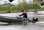 Westzaan 13 mei 2020
Wolter Kroes en zijn zoon Tom varen in een boot bij hun huis