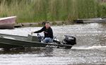 Westzaan 13 mei 2020
Wolter Kroes en zijn zoon Tom varen in een boot bij hun huis