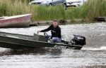 Westzaan 13 mei 2020
Wolter Kroes en zijn zoon Tom varen in een boot bij hun huis