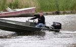 Westzaan 13 mei 2020
Wolter Kroes en zijn zoon Tom varen in een boot bij hun huis
