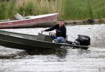 Westzaan 13 mei 2020
Wolter Kroes en zijn zoon Tom varen in een boot bij hun huis