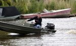 Westzaan 13 mei 2020
Wolter Kroes en zijn zoon Tom varen in een boot bij hun huis