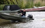 Westzaan 13 mei 2020
Wolter Kroes en zijn zoon Tom varen in een boot bij hun huis