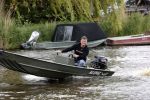 Westzaan 13 mei 2020
Wolter Kroes en zijn zoon Tom varen in een boot bij hun huis