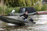 Westzaan 13 mei 2020
Wolter Kroes en zijn zoon Tom varen in een boot bij hun huis