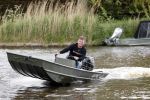 Westzaan 13 mei 2020
Wolter Kroes en zijn zoon Tom varen in een boot bij hun huis