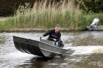 Westzaan 13 mei 2020
Wolter Kroes en zijn zoon Tom varen in een boot bij hun huis