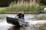 Westzaan 13 mei 2020
Wolter Kroes en zijn zoon Tom varen in een boot bij hun huis