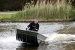 Westzaan 13 mei 2020
Wolter Kroes en zijn zoon Tom varen in een boot bij hun huis