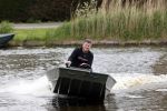Westzaan 13 mei 2020
Wolter Kroes en zijn zoon Tom varen in een boot bij hun huis