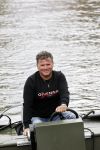 Westzaan 13 mei 2020
Wolter Kroes en zijn zoon Tom varen in een boot bij hun huis