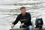 Westzaan 13 mei 2020
Wolter Kroes en zijn zoon Tom varen in een boot bij hun huis