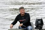 Westzaan 13 mei 2020
Wolter Kroes en zijn zoon Tom varen in een boot bij hun huis
