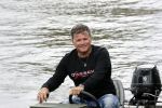 Westzaan 13 mei 2020
Wolter Kroes en zijn zoon Tom varen in een boot bij hun huis