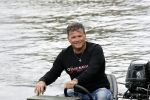 Westzaan 13 mei 2020
Wolter Kroes en zijn zoon Tom varen in een boot bij hun huis