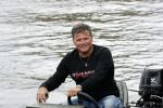 Westzaan 13 mei 2020
Wolter Kroes en zijn zoon Tom varen in een boot bij hun huis