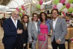 Amstelveen 27 mei 2021
Opening Yoyo tea bar van Rachel Hazes in winkelcentrum Amstelveen.
Andre Hazes zijn vriendinSarah v Soelen en haar ouders zijn ook aanwezig.
