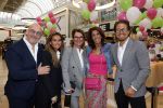 Amstelveen 27 mei 2021
Opening Yoyo tea bar van Rachel Hazes in winkelcentrum Amstelveen.
Andre Hazes zijn vriendinSarah v Soelen en haar ouders zijn ook aanwezig.