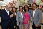 Amstelveen 27 mei 2021
Opening Yoyo tea bar van Rachel Hazes in winkelcentrum Amstelveen.
Andre Hazes zijn vriendinSarah v Soelen en haar ouders zijn ook aanwezig.