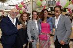 Amstelveen 27 mei 2021
Opening Yoyo tea bar van Rachel Hazes in winkelcentrum Amstelveen.
Andre Hazes zijn vriendinSarah v Soelen en haar ouders zijn ook aanwezig.