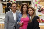 Amstelveen 27 mei 2021
Opening Yoyo tea bar van Rachel Hazes in winkelcentrum Amstelveen.
Andre Hazes zijn vriendinSarah v Soelen en haar ouders zijn ook aanwezig.
