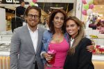 Amstelveen 27 mei 2021
Opening Yoyo tea bar van Rachel Hazes in winkelcentrum Amstelveen.
Andre Hazes zijn vriendinSarah v Soelen en haar ouders zijn ook aanwezig.