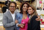 Amstelveen 27 mei 2021
Opening Yoyo tea bar van Rachel Hazes in winkelcentrum Amstelveen.
Andre Hazes zijn vriendinSarah v Soelen en haar ouders zijn ook aanwezig.