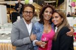 Amstelveen 27 mei 2021
Opening Yoyo tea bar van Rachel Hazes in winkelcentrum Amstelveen.
Andre Hazes zijn vriendinSarah v Soelen en haar ouders zijn ook aanwezig.
